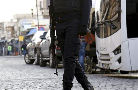 Tureck policista v pevn kurdskm mst Diyarbakir (kurdsky Amed).