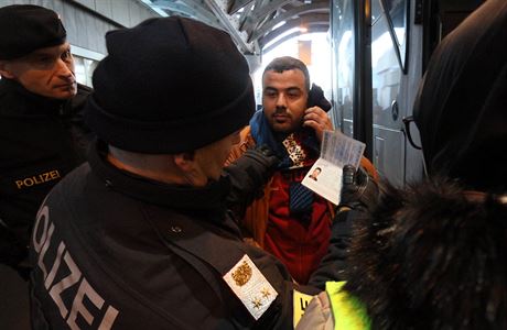 Rakouský policista kontroluje idenitifkaní doklady migrant, ne jim povolí...