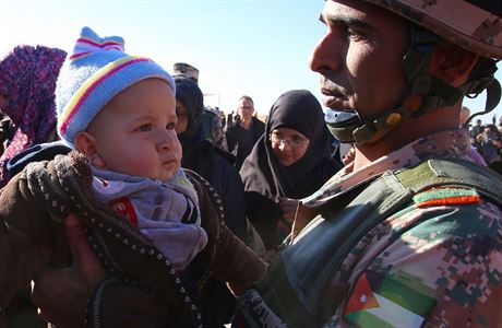 Jordnsk vojk se syrskm kojencem v uprchlickm tboe pro syrsk bence.