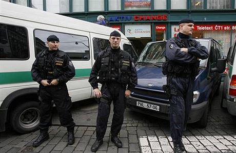 Policisté z protikorupního oddlení a zásahové jednotky.