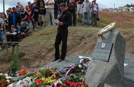 Pi pietním aktu ve Slapech byl v srpnu 2012 odhalen pomník Otakara Tomana a...