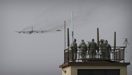 Americký bombardér Air Force B-52 letí nad Jiní Koreou.