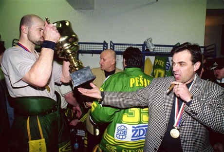 Jiří Dopita se Zdislavem Tabarou slaví vsetínský titul v roce 1999.