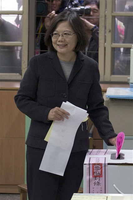 Prezidentská kandidátka Cchaj Jing-wen u volební urny.