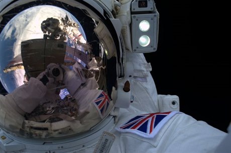 Selfie britského astronauta Timothy Peaka.