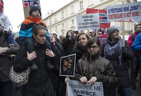 Ped norským velvyslanectvím v sobotu proti úadu Barnevernet protestovaly...