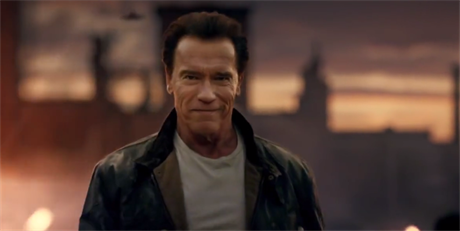Arnold Schwarzenegger v reklam zabíjí nepátele tabletem.