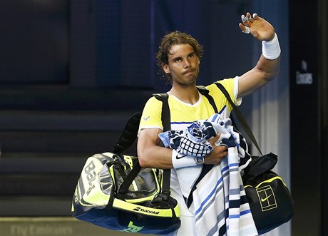 Rafael Nadal odchází po poráce v prvním kole Australian Open.