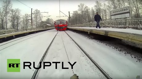 Mladík lyžoval mezi kolejemi připoutaný k vlaku.