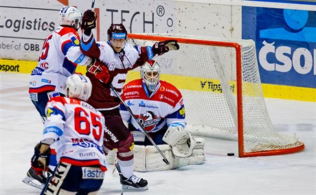 Luká Klimek se raduje z gólu do sít pardubického gólmana Brandona Maxwella.