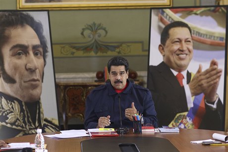Venezuelský prezident Nicolás Maduro. V pozadí portréty Simona Bolívara (vlevo)...