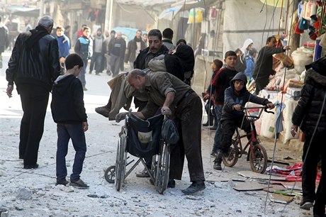 Mu pomáhá en ve tvrti Aleppa, kam dopadly bomby. Podle aktivist útoily...