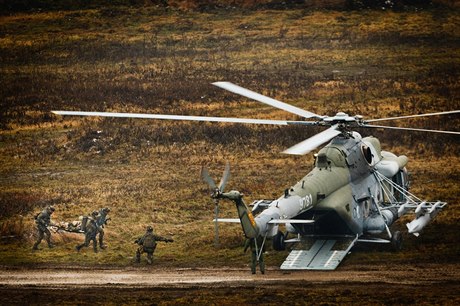 Vrtulník na zemi - stroj Mi-171 si piletl pro zranné.