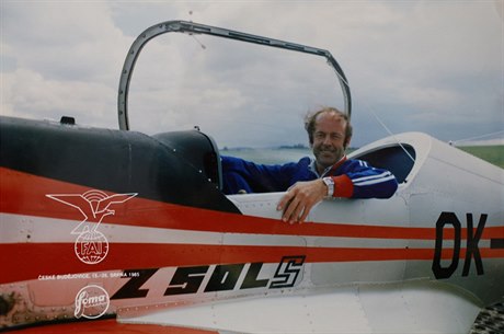 Ivan Tuček v kabině letounu Zlín Z-50. Na tomto typu se stal světovým šampionem.
