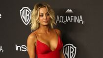 Hereka Kaley Cuoco v ervench atech s rozparkem