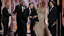Leonardo DiCaprio se štábem filmu Zmrtvýchvstání, který obdržel cenu za...
