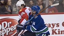 tonk Vancouver Canucks Alex Burrows (14) v souboji s Jaromrem Jgrem (68).