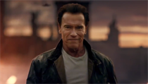 Arnold Schwarzenegger v reklam zabj neptele tabletem.