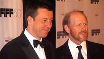 Peter Morgan (vlevo) a reisr filmu Rivalov Ron Howard.