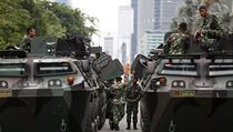 Indonéští vojáci na místě teroristického útoku.
