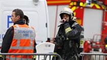 A firefighter wipes his face as a fire engulfed the top Por vypukl v rannch...