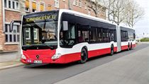 Autobus Mercedes-Benz CapaCity L měří 21 metrů a pojme až 191 cestujících.