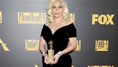 Zpvaka Lady Gaga v erných jednoduchých atech
