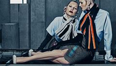 Modelka Kate Mossová se v nejnov�j�í kampani zna�ky Balenciaga op�t líbá se...