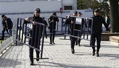 Turecká policie bhem stavby zátarasu, který má zabránit zvdavcm dostat se na...