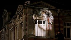 Na jednu z budov na londýnském pedmstí Brixton se promítá obí profil Davida...