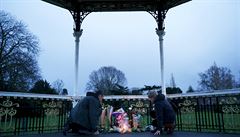Pár pokládá kvtiny v altánu v parku londýnské tvrti Beckenham, kde Bowie...