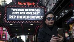 Selfie se svtelnou tabulí ped kavárnou Hard Rock Cafe na Times Square v New...