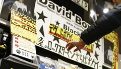 Hudební obchod v Tokiu Bowiemu vnoval celý pult.