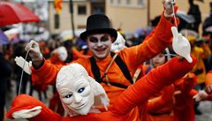 Karnevalové masky se tradin inspirují událostmi uplynulého roku.