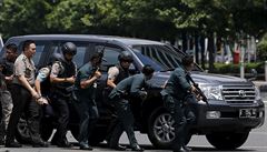 Indonéská policie po sebevraedných útocích v Jakart.