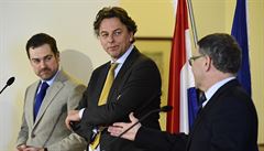 Zleva nizozemský ministr pro migraci Klaas Dijkhoff, nizozemský ministr...