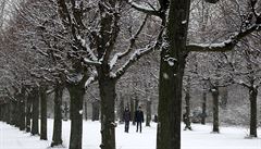 Procházka zasneným parkem u Charlottenburg Castle v Berlín.