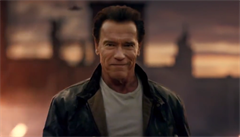 Arnold Schwarzenegger v reklam zabíjí nepátele tabletem.