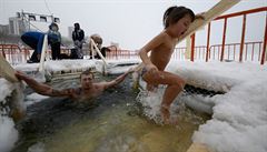 Vladivostok: Mu s malou dívkou v ledové vod u píleitosti svátku  u...