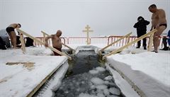 Vladivostok: Ani krutý mráz neodradil mue od svátení koupele u píleitosti...