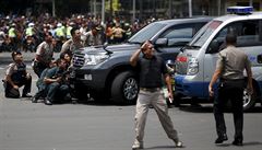 Indonétí policisté u místa jednoho z útok v Jakartu.