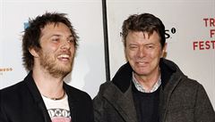 David Bowie se synem Duncanem Jonesem, který je reisérem. Foto z filmového...