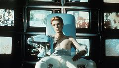 David Bowie ve filmu Mu, který spadl na Zemi (1976).