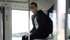 Cristiano Ronaldo bhem cesty na pedávání Zlatého míe za rok 2015.