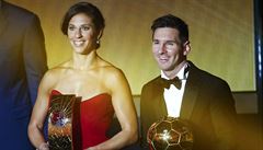 Lionel Messi a Carli Lloydová po pedání Zlatého míe pro rok 2015
