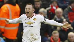 Wayne Rooney se raduje z góly do sít Liverpoolu.