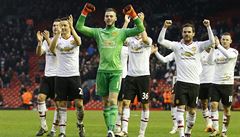 Fotbalisté Manchesteru United v ele s Davidem de Geou se radují z výhry nad...