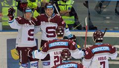 Robert Saboli� (vlevo) Curtis Hamilton a jejich spoluhrá�i slaví druhý gól v...