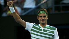 Roger Federer zdraví fanouky po vítzném utkání na Australian Open.