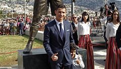 Vtiplci vyzdobili Ronaldovu sochu. Dali j Messiho jmenovku